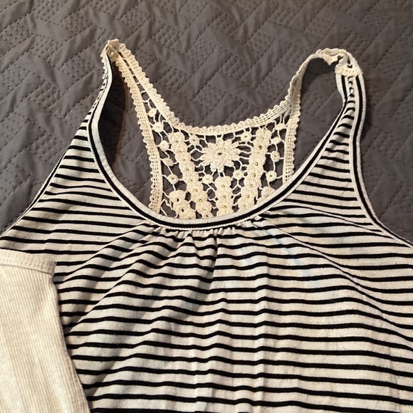 Set of 2 Women’s Tank Tops - Picture 3 of 7